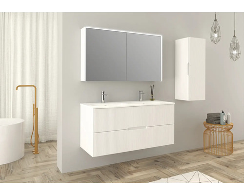 Koupelna s umyvadlovou skříňkou, zrcadlovou skříňkou a vysokou skříňkou