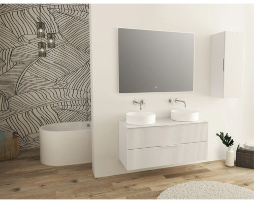 Moderní koupelna s dvojitým umyvadlem, zrcadlem, závěsnou skříňkou a vanou před stěnou s rostlinným vzorem