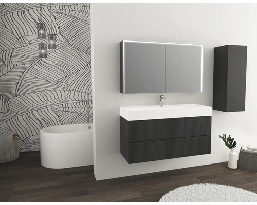 Koupelna s umyvadlem, zrcadlovou skříňkou, závěsnou skříňkou a vanou