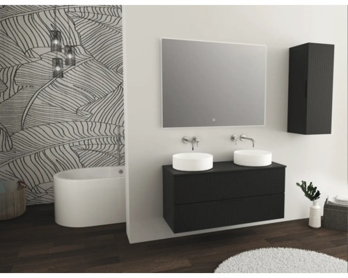 Koupelna s umyvadlem, zrcadlem, závěsnou skříňkou a vanou ve světlém a uspořádaném designu