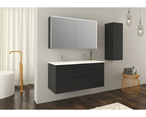 Koupelna s dvojitým umyvadlem, zrcadlovou skříňkou a závěsnou skříňkou