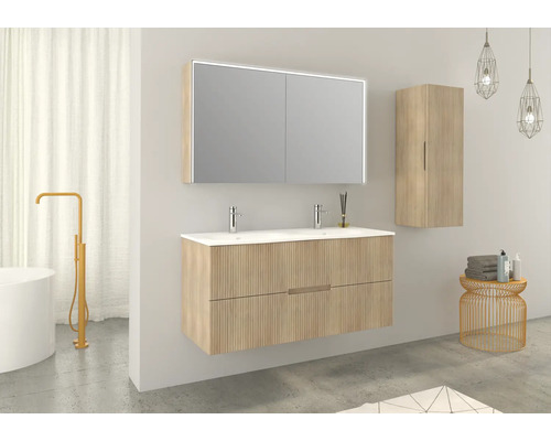 Moderní koupelna s umyvadlovou skříňkou, zrcadlovou skříňkou a vysokou skříňkou