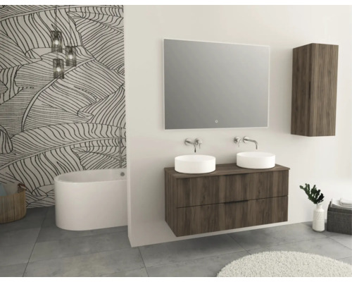 Koupelna s dvojitým umyvadlem, zrcadlem, závěsnou skříňkou, vanou a tapetou s listy