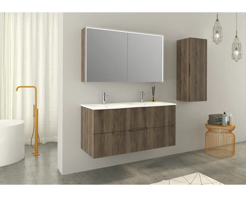 Moderní koupelna s dvojitým umyvadlem, zrcadlová skříňka s osvětlením a vysoká skříňka