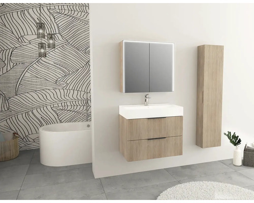 Koupelna s umyvadlem, zrcadlovou skříňkou, vysokou skříňkou a vanou ve světlém a přátelském designu.