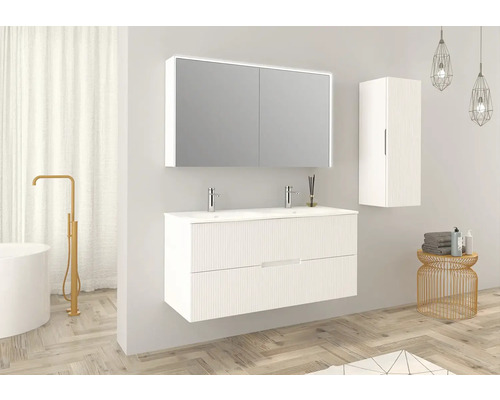 Moderní koupelna s umyvadlovou skříňkou, zrcadlovou skříňkou a vysokou skříňkou pro stylové prostředí