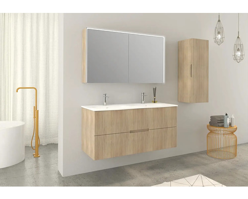 Koupelnová scéna s umyvadlem, zrcadlovou skříňkou a vysokou skříňkou ve vzhledu dřeva