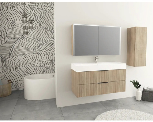 Moderní koupelna s umyvadlem, zrcadlovou skříňkou s osvětlením a vanou