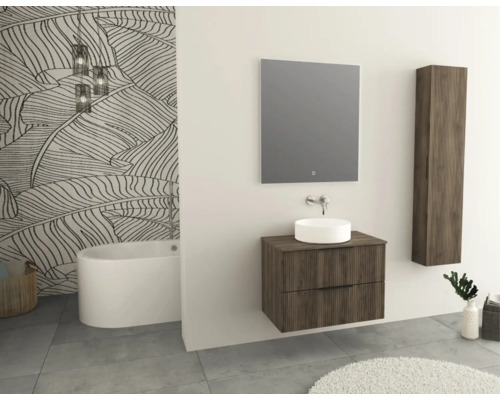 Koupelna s umyvadlem, zrcadlem, závěsnou skříňkou a vanou na pozadí tapety s motivem listů