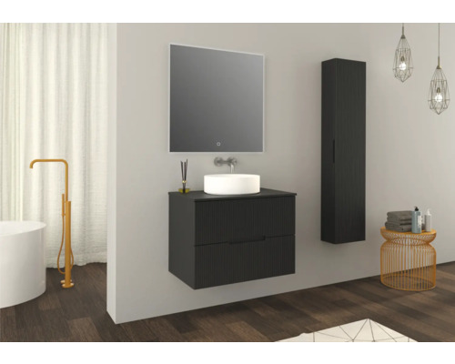 Koupelna s umyvadlem, skříňkou pod umyvadlo, zrcadlovou skříňkou a vysokou skříňkou