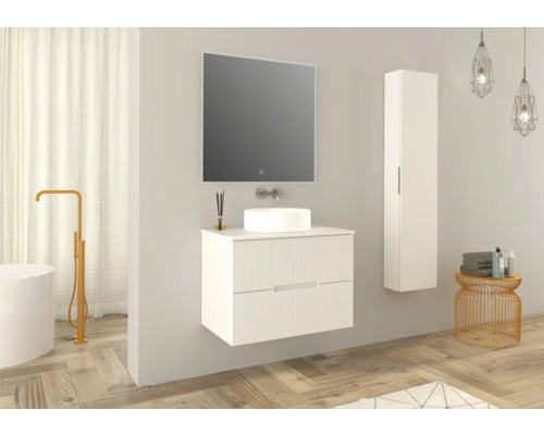 Moderní koupelna s umyvadlem, zrcadlem, vysokou skříní a vanou.