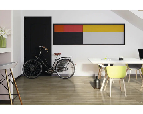 Světlý pokoj s kolem, jídelním stolem, židlemi a uměleckým dílem