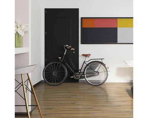 Interiér s černými dveřmi, kolem a uměleckým dílem