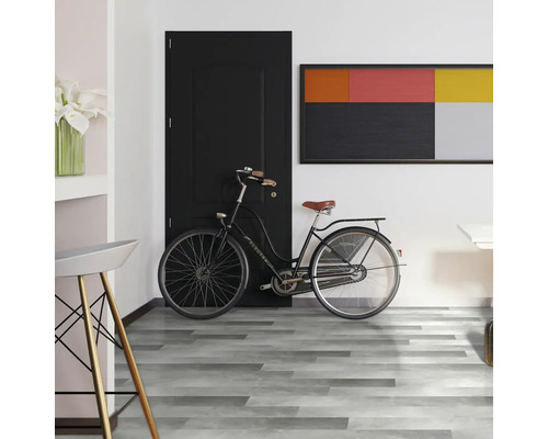 Interiér s šedými designovými podlahovými krytinami, kolem a černými dveřmi