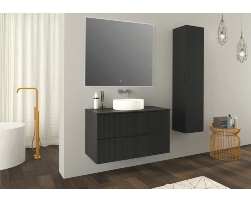 Moderní koupelna s umyvadlem, skříňkou pod umyvadlo, zrcadlovou skříňkou a vysokou skříňkou