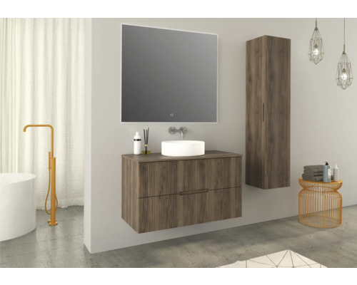 Moderní koupelna s umyvadlovou skříňkou, zrcadlem a vysokou skříní