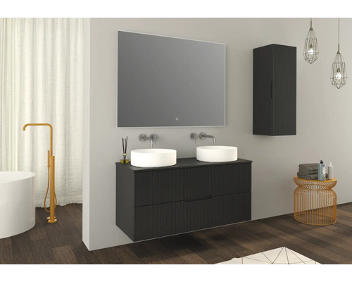 Světlá koupelna s umyvadlem, zrcadlem a úložnou skříňkou