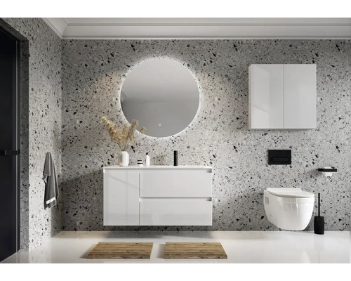 Moderní koupelna s umyvadlem, zrcadlem, závěsnou skříňkou a toaletou před vzorovanou stěnou