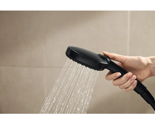 Ruční sprcha s tekoucí vodou v ruce