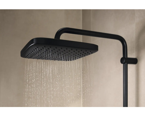 Černá sprchová hlavice s proudem vody