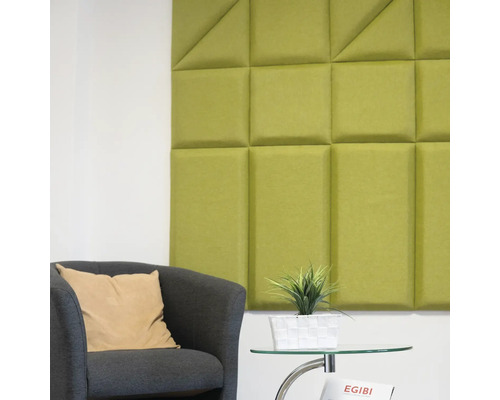 Místnost s akustickými panely na zdi, křeslem a stolem