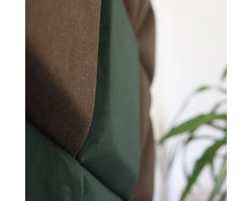 Detailní pohled na obklad stěn s textilním povrchem v hnědé a zelené barvě.