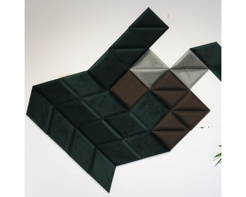 Nástěnné panely trojúhelníkového tvaru v různých barvách na zdi