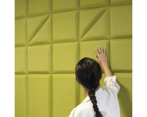 Akustické panely na stěně s geometrickým vzorem