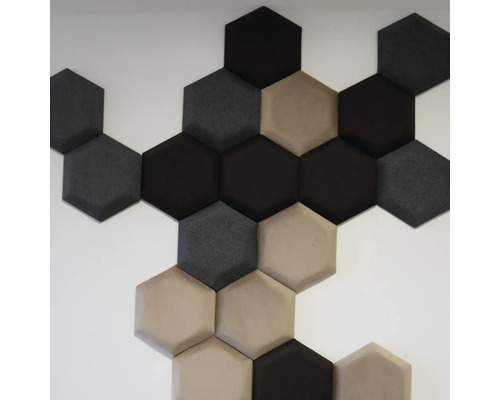 Stěna se šestiúhelníkovými akustickými panely pro zvukovou izolaci