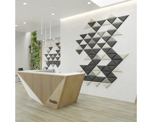 Světlá recepce s dřevěným pultem a trojúhelníkovými nástěnnými panely