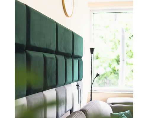 Čalouněné čelo postele se čtvercovým designem v ložnici