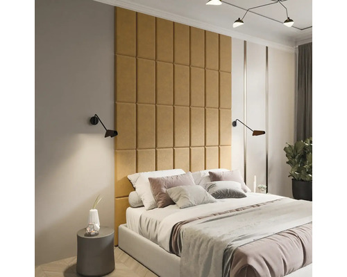 Světlá ložnice s čalouněným čelem postele, postelí, nočním stolkem a nástěnnými lampami