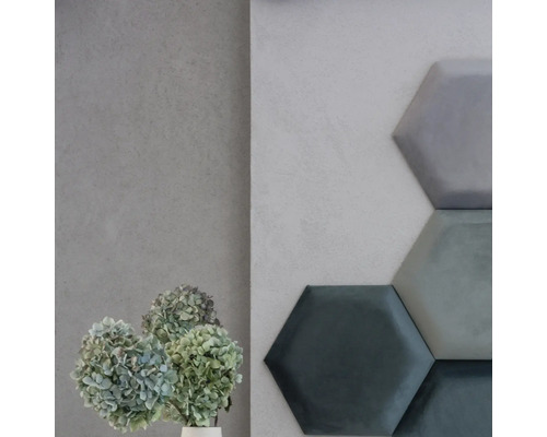 Nástěnná dekorace se šestihrannými panely a květinami