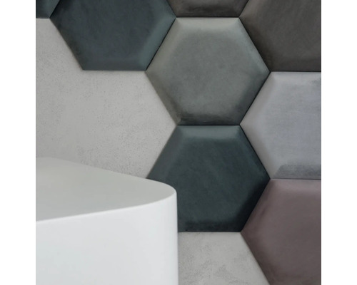 Detail šestiúhelníkových stěnových panelů v různých odstínech šedé pro interiérový design.
