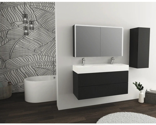 Koupelna s dvojitým umyvadlem, zrcadlovou skříňkou s osvětlením a vysokou skříňkou