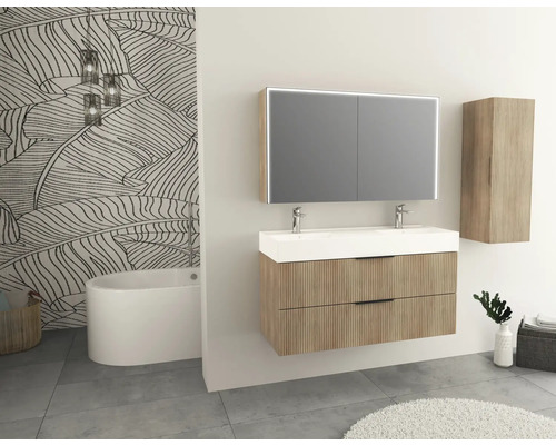 Moderní koupelna s umyvadlovou skříňkou, dvojitým umyvadlem, zrcadlovou skříňkou s osvětlením a vysokou skříňkou