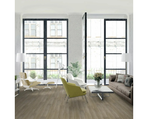 Obývací pokoj s velkými okny, laminátovou podlahou, pohovkou a křesly.