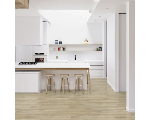 Světlá kuchyně s kuchyňským ostrovem, barovými stoličkami a světlou dřevěnou podlahou.