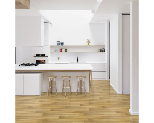 Světlá kuchyně s kuchyňským ostrovem, barovými stoličkami a dřevěnou podlahou