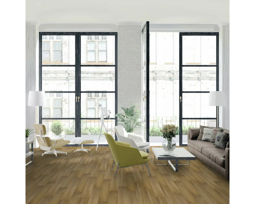 Obývací pokoj s dřevěnou podlahou, pohovkou, křesly a velkými okny pro světlé a přátelské prostředí.