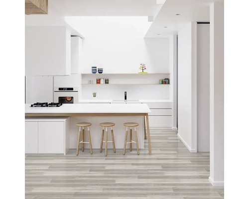 Světlá kuchyně s kuchyňským ostrůvkem, barovými židlemi a vinylovou podlahou s dřevěným vzhledem.