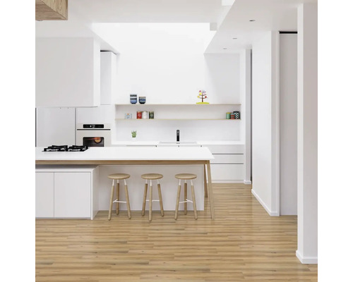 Světlá kuchyně s kuchyňským ostrovem, barovými stoličkami a dřevěnou podlahou