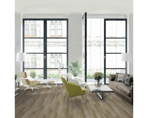 Světlý obývací pokoj s dřevěnou podlahou, pohovkou, křesly a velkými okny.