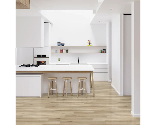 Světlá, moderní kuchyně s kuchyňským ostrovem, barovými stoličkami a dřevěnou podlahou.