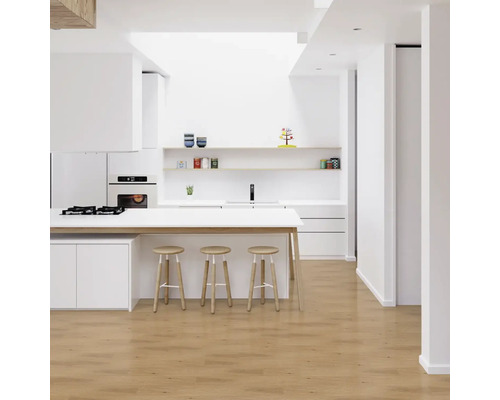 Světlá kuchyně s kuchyňským ostrovem, barovými stoličkami a policemi.