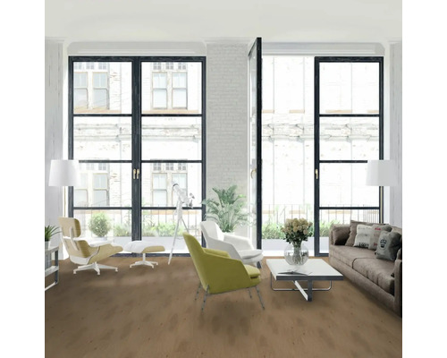 Světlý obývací pokoj s dřevěnou podlahou, pohovkou, křesly a velkými okny pro přátelskou atmosféru.