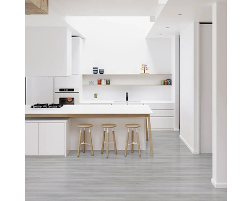 Světlá kuchyně s kuchyňským ostrovem, barovými stoličkami a policemi.