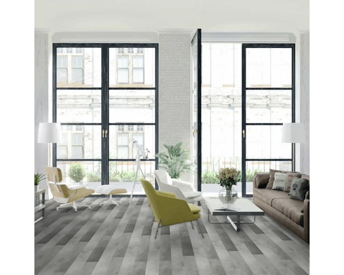 Světlá obývací místnost s šedou podlahou se vzhledem dřeva, pohovkou a křesly