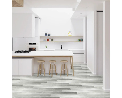 Moderní kuchyně s podlahou se vzhledem dřeva, kuchyňským ostrůvkem a barovými stoličkami.