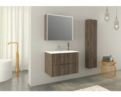 Koupelna s umyvadlovou skříňkou, zrcadlovou skříňkou s osvětlením a vysokou skříňkou ve vzhledu dřeva